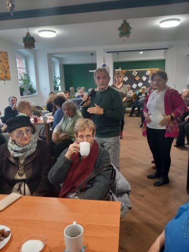 W klubie seniora ugoszczono nas gorącą kawą i pierniczkami