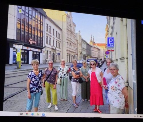 Grupa uczestników Erasmus na spacerku po mieście