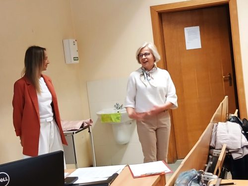 Lidia Jaszczak wita wykładowczynię Justynę Strzelec-Zabłocką.
