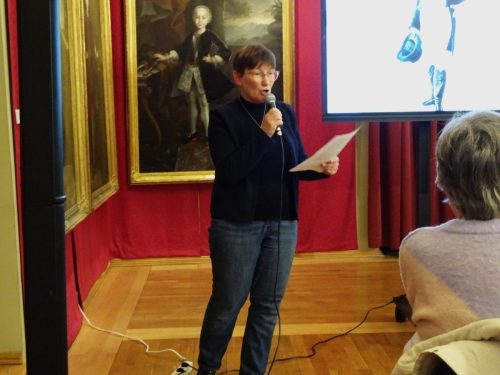 4 Pani Małgorzata Gniazdowska omawia stroje osób przedstawionych na portretach.