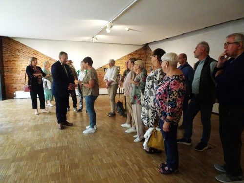 Pani prezes Barbara Szarszewska gratuluje autorowi wystawy.