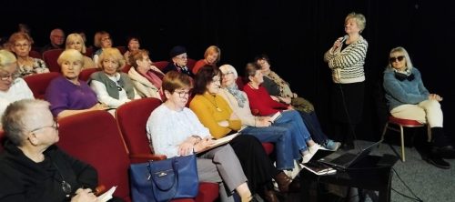 Pani prezes omawia organizację najbliższych wyjazdów