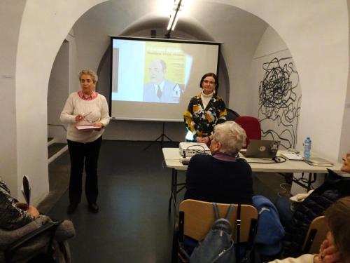 4 Przed wykładem Iwona Rzeźniczak przedstawia wykładowcę Aleksandrę Pruska i informuje o najbliższych wydarzeniach.