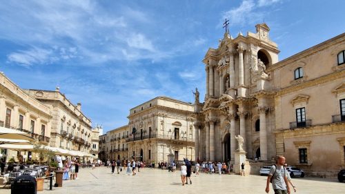 Syrakuzy - Plac katedralny z katedrą