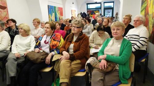 wszyscy zasłuchani i zapatrzeni w ekran na którym są prezentowane zdjęcia z życia i prace artysty.