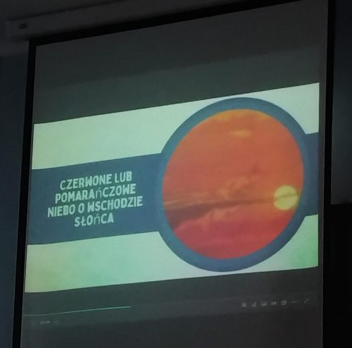 Znaczenie koloru nieba w czasie wschodu słońca.