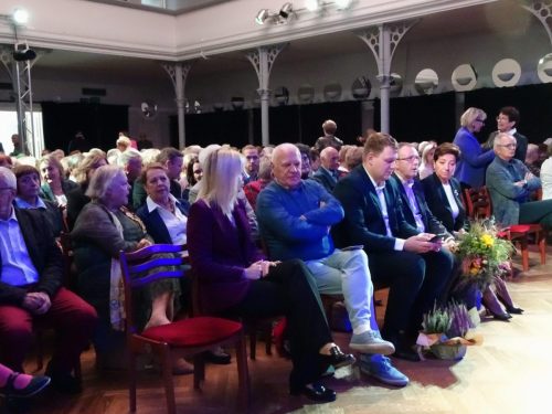 W pierwszych rzędach zaproszeni goście