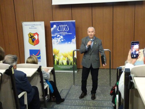 wykładowca omawia etapy rozwoju póżnej dorosłości