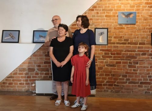 Artysta z najbliższą rodziną na tle swoich prac