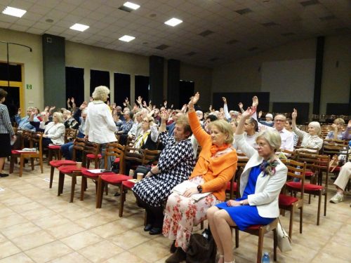 Sala w trakcie głosowania - jednogłośne udzielenie absolutorium.