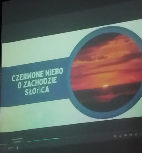 Na podstawie koloru nieba o zachodzie słońca również można prognozować pogodę.