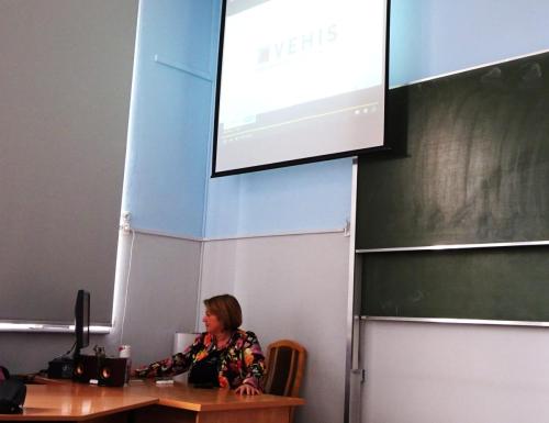 Pani Małgorzta włącza flimik o fizyce