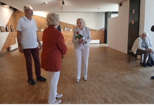  Pani prezes gratuluje autorce zdjęć