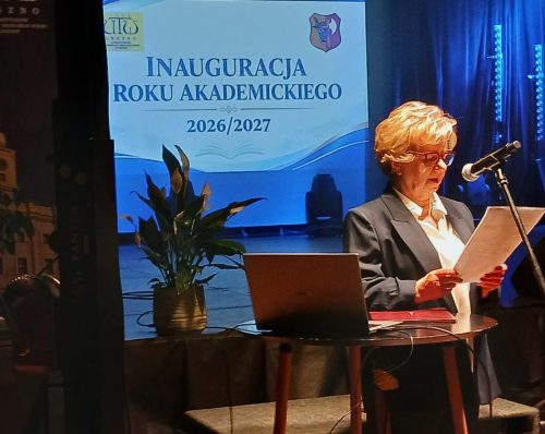 uroczyste powitanie gości przez prezes UTW Marię Zielony
