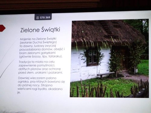  Przystrojona chata na Zielone Świątki.