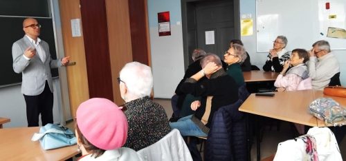  Słuchacze w skupieniu słuchają