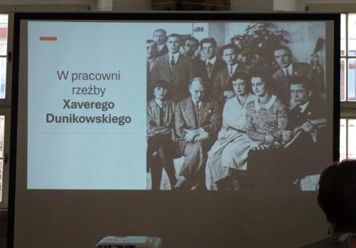 Studentka Maria Jarema w pracowni mistrza