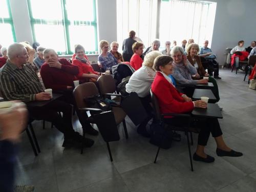 5 kolejny fragment sali wypełnionej uczestnikami zebrania