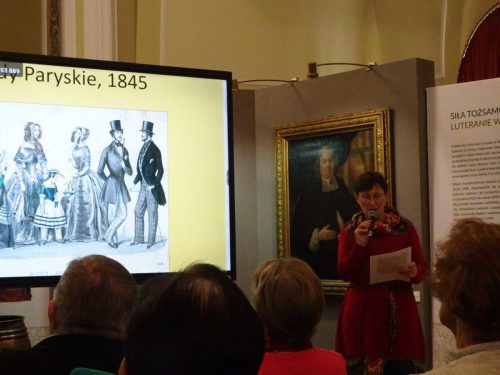 Moda spacerowa dla kobiet i mężczyzn.