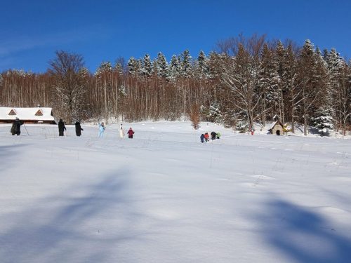 Grupa w drodze do górskiej kapliczki