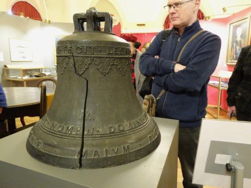 Dzwon ma wyraźne pęknięcie