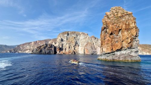 Formacje skalne w drodze na wyspy Liparyjskie