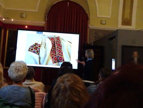 Haft kolorowy popularny na strojach wiejskich