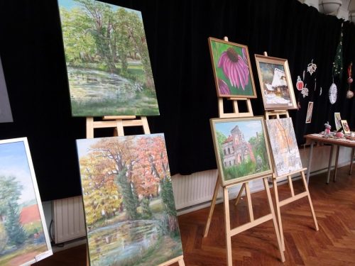Wystrój sali - plansze z pracami sekcji malarskiej