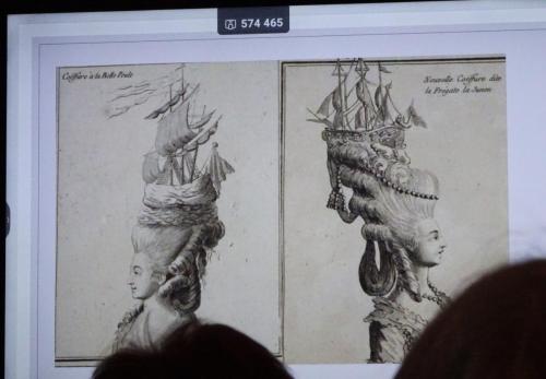 bardzo wysokie fryzury i dekoracje głowy.