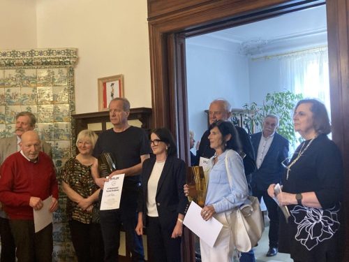 nagrody i dyplomy wręcza burmistrz Wolsztyna