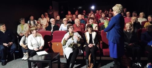   po prezentacji zaśpiewaliśmu ,,Sto lat', były życzenia , podziękowania i kwiaty dla założycielki klubu.