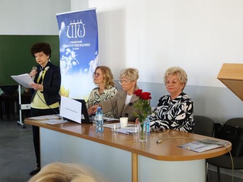 6 przy stole prezydialnym, Maria Zielony prezes UTW, Małgorzata Frątczak członek zarządu, Cecylia Łuczak sekretarz oraz przewodnicząca Komisji Skrutacyjnej