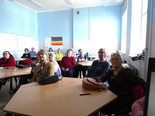 słuchacze z zaiteresowaniem oglądaja filmik