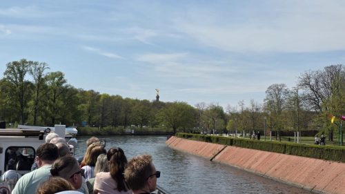 wiosna w Berlinie i Kolumna Zwycięstwa nad parkiem