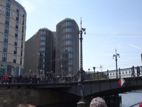 Biurowiec {budynek zaokrąglony} i most Weidendammer Bricke.