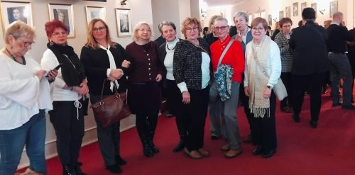 7 I następne osoby dołączyły.