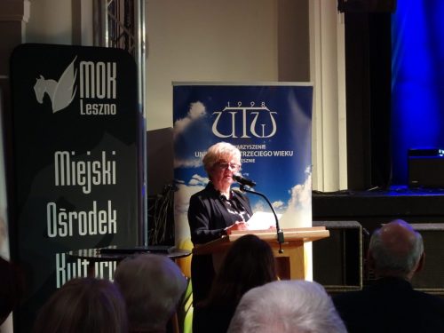 Pani Prezes Maria Zielony wita przybyłych gości i studentów