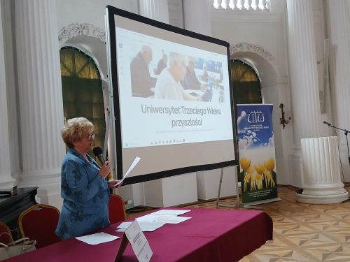 Prezes UTW w Lesznie Maria Zielony zapowiada pierwszy wykład