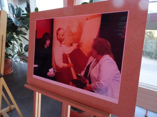 rozmowa z młodym pianistą po występie w bibliotece.