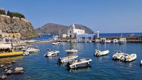 Wyspa Lipari - Przystań z widokiem na mury obronne zamku