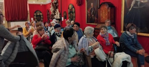 Uczestniczki wykładu są uśmiechnięte i ożywione