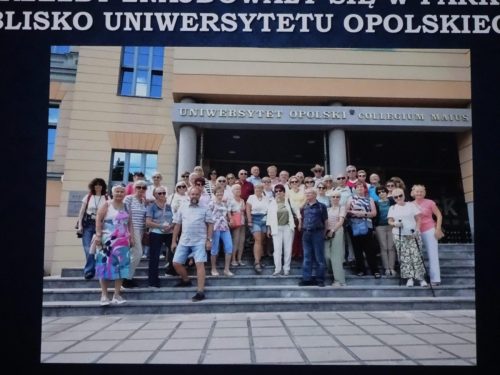  zdjęcie grupowe uczestników wycieczki przed Uniwersytetem Opolskim