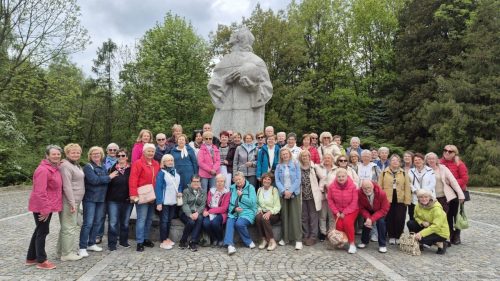 Przed Pomnikiem Kopernika w Śląskim Parku Nauki