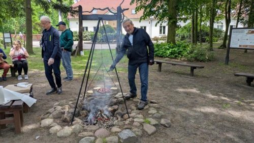 Po marszu czekały na nas upieczone kełbaski