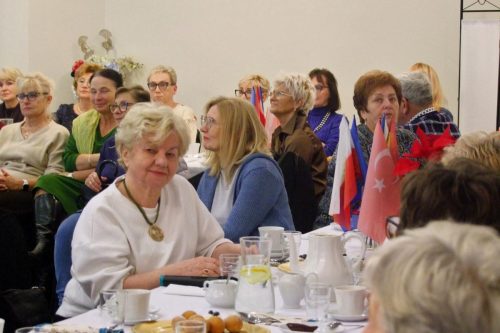 Uczestnicy spotkania wsłuchani w humorystyczną opowieść Jagody