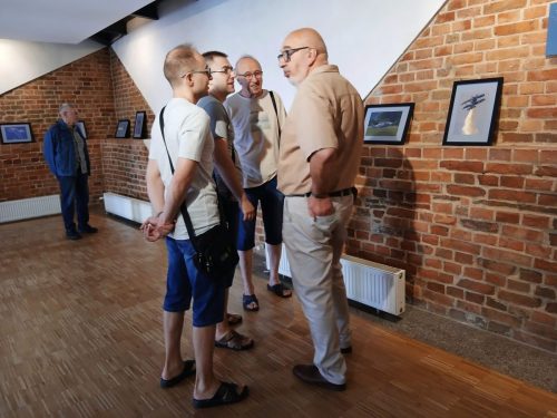 Dyskusje i objaśnienia przy poszczególnych zdjęciach