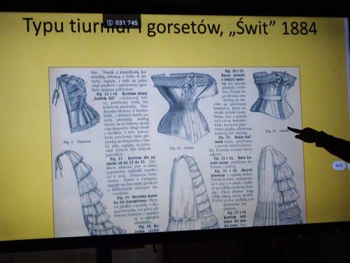 Gorsety i spódnice z tiurniurą