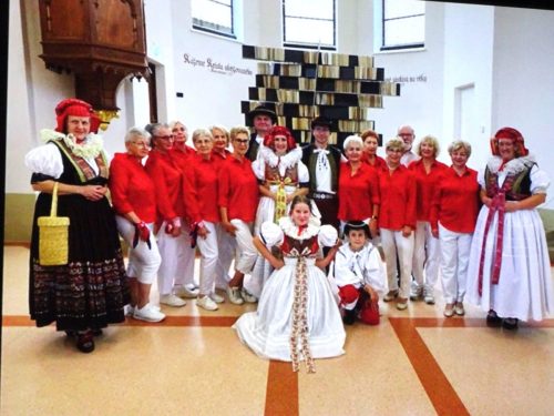 Wspólne zdjęcie naszych tancerek z tancerzami ludowego zespołu Lasowicka Nuta