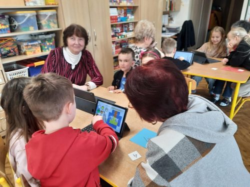i w nagrodę kolorowanka pod czujnym okiem Małgosi i Stasi