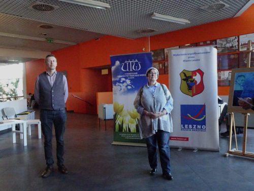 9 Jak wskazują banery członkowie UTW przygotowali wystawę zdjęć z wydarzeń sponsorowanych przez miasto Leszno.